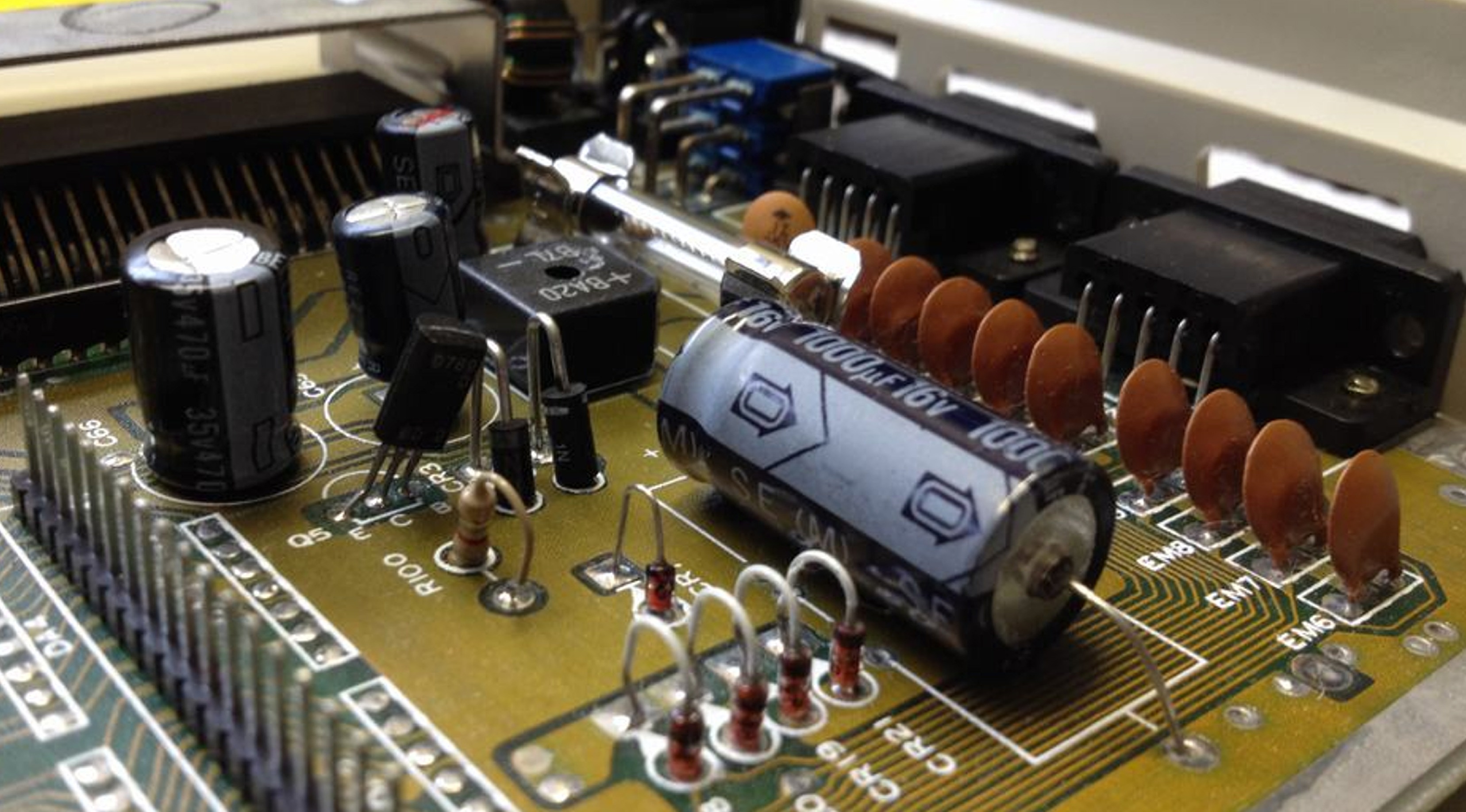 Commodore 64 capacitor modification by exchanging the old electrolytic capacitors with new ones.