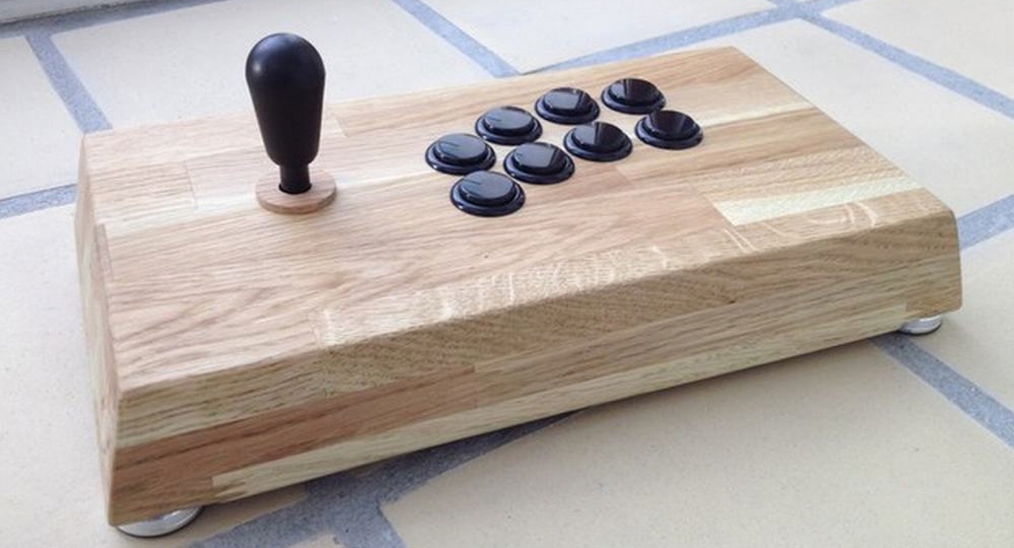 Woody Fight stick using an Akishop ps360+ PCB, Sanwa JLF joystick, 30 mm Seimitsu arcade buttons, 24 mm Sanwa arcade buttons and an oak wood case