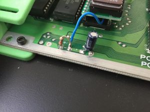 Commodore 64. Capacitor mod. breadbox64.com